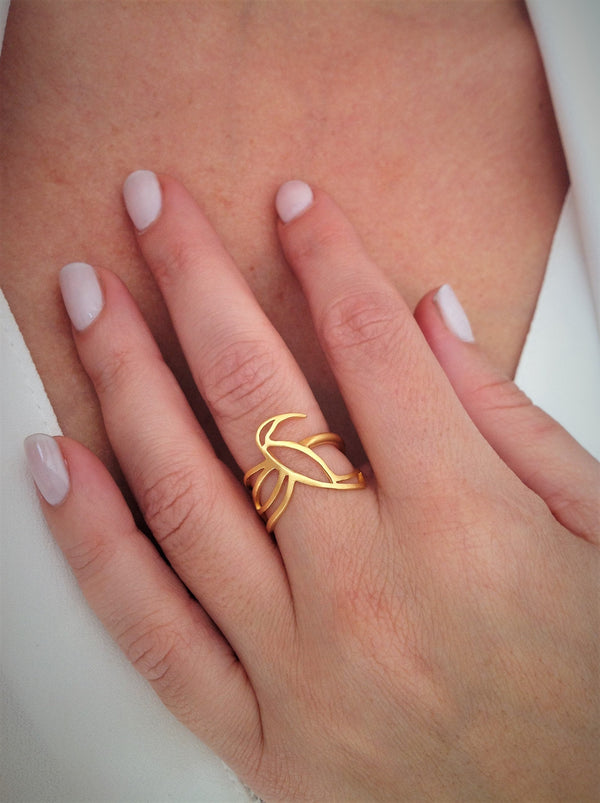 Hummi-Delicate Hummingbird Floral Ring